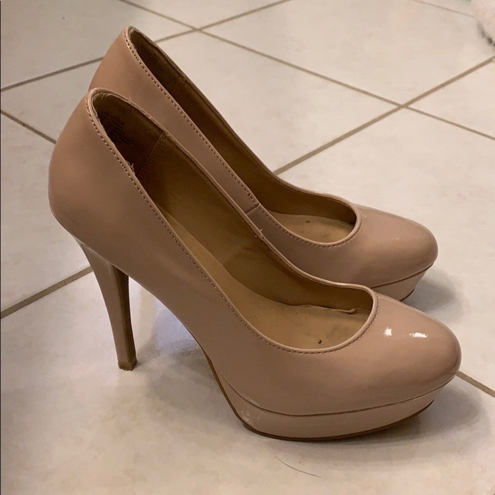 Nude platform pumps